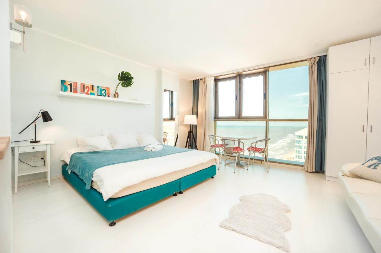 Appartement Sunny Sea View Studio à Herzelia Extérieur photo
